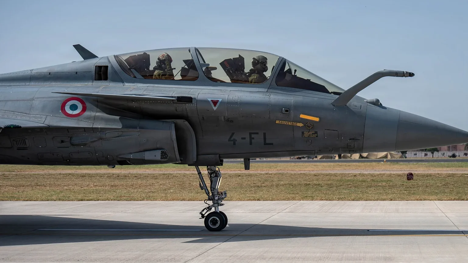 Διθέσιο μαχητικό Rafale B της γαλλικής Πολεμικής Αεροπορίας και Διαστήματος τροχοδρομεί με το πλήρωμα στο πιλοτήριο