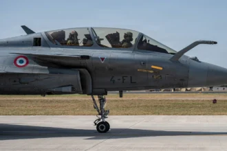 Διθέσιο μαχητικό Rafale B της γαλλικής Πολεμικής Αεροπορίας και Διαστήματος τροχοδρομεί με το πλήρωμα στο πιλοτήριο