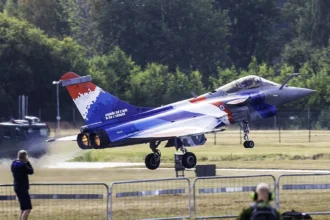 Μαχητικό Rafale C με τρικολόρ βαφή της Γαλλικής Αεροπορίας και Διαστήματος απογειώνεται