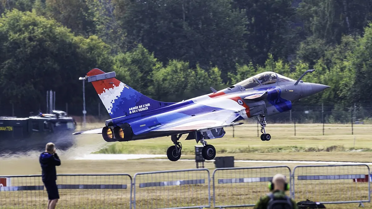 Μαχητικό Rafale C με τρικολόρ βαφή της Γαλλικής Αεροπορίας και Διαστήματος απογειώνεται