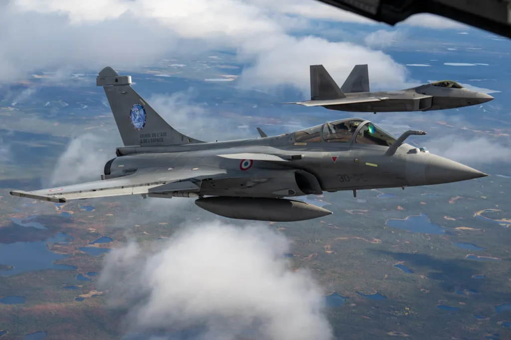 Γαλλικό Rafale F4 σε πτήση με αμερικανικό F-22 Raptor στο βάθος