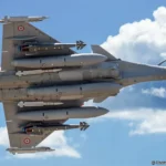 Γαλλικό μαχητικό Rafale από κάτω, με δύο κατευθυνόμενες βόμβες AASM HAMMER, τρεις εξωτερικές δεξαμενές καυσίμου και τέσσερις πυραύλους MICA