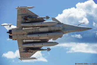 Γαλλικό μαχητικό Rafale από κάτω, με δύο κατευθυνόμενες βόμβες AASM HAMMER, τρεις εξωτερικές δεξαμενές καυσίμου και τέσσερις πυραύλους MICA