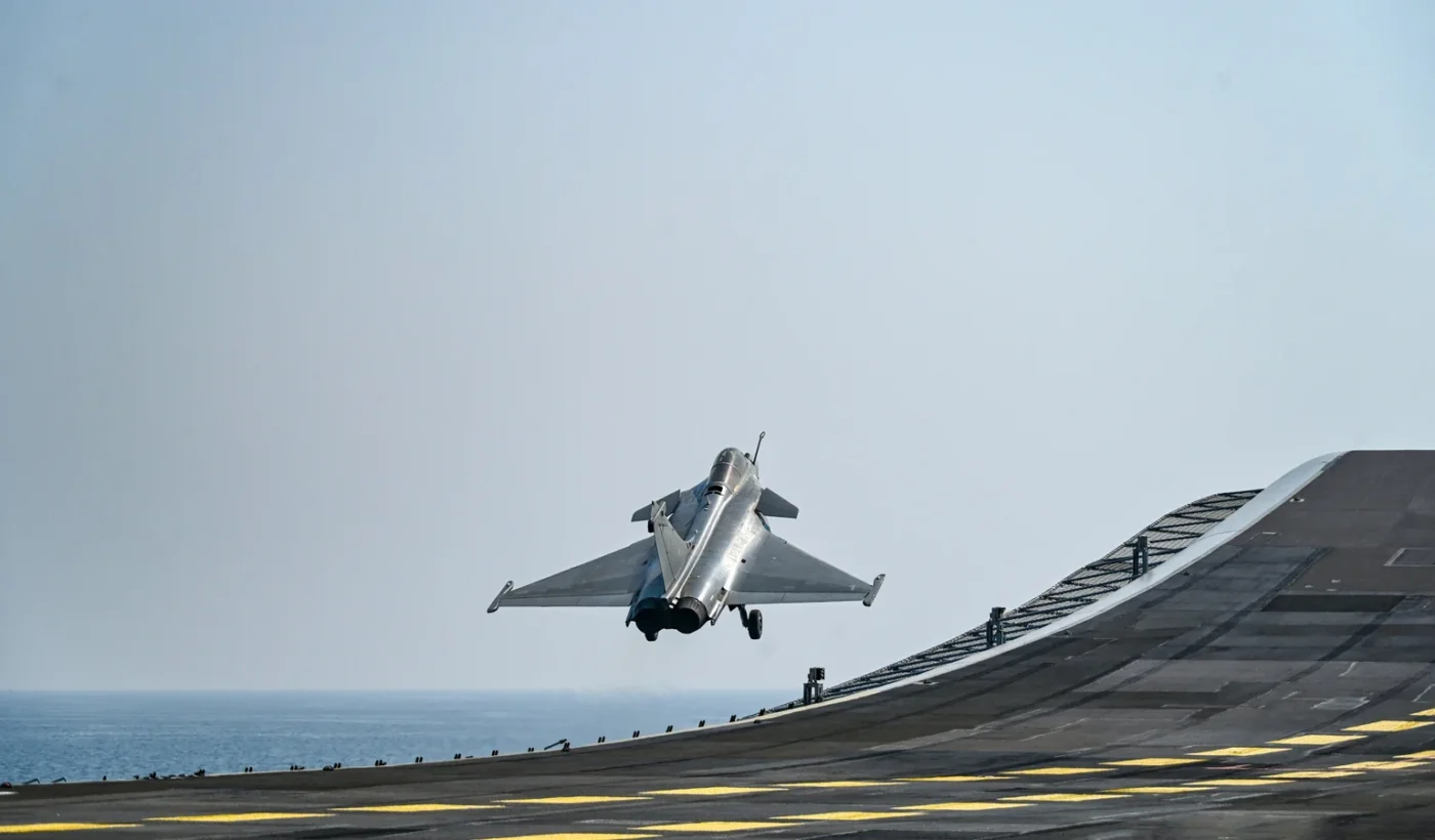Μαχητικό Rafale Marine απογειώνεται από τη ράμπα ski-jump στην πλώρη του ινδικού αεροπλανοφόρου INS Vikrant