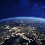 Εικαστική απεικόνιση της Ευρώπης τη νύχτα από το διάστημα, με τα φώτα των πόλεων