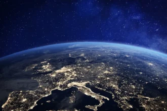 Εικαστική απεικόνιση της Ευρώπης τη νύχτα από το διάστημα, με τα φώτα των πόλεων