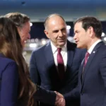 Ο Μάρκο Ρούμπιο ανταλλάσσει χειραψία κατά την υποδοχή του από τον Γιώργο Γεραπετρίτη στο αεροδρόμιο της Αθήνας, δίπλα στη σκάλα του αεροσκάφους, τη νύχτα