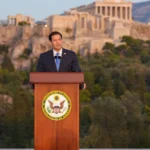 Ο Μάρκο Ρούμπιο στο βήμα με το έμβλημα του Στέιτ Ντιπάρτμεντ και πίσω του η Ακρόπολη