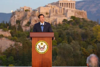 Ο Μάρκο Ρούμπιο στο βήμα με το έμβλημα του Στέιτ Ντιπάρτμεντ και πίσω του η Ακρόπολη