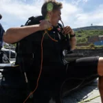 Δύτης του Βασιλικού Ναυτικού ετοιμάζεται σε φουσκωτό σκάφος