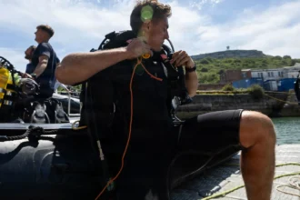 Δύτης του Βασιλικού Ναυτικού ετοιμάζεται σε φουσκωτό σκάφος