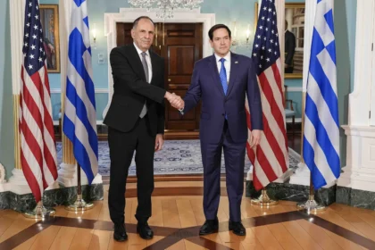 Ο Γιώργος Γεραπετρίτης και ο Μάρκο Ρούμπιο ανταλλάσσουν χειραψία μπροστά σε ελληνικές και αμερικανικές σημαίες στο Στέιτ Ντιπάρτμεντ
