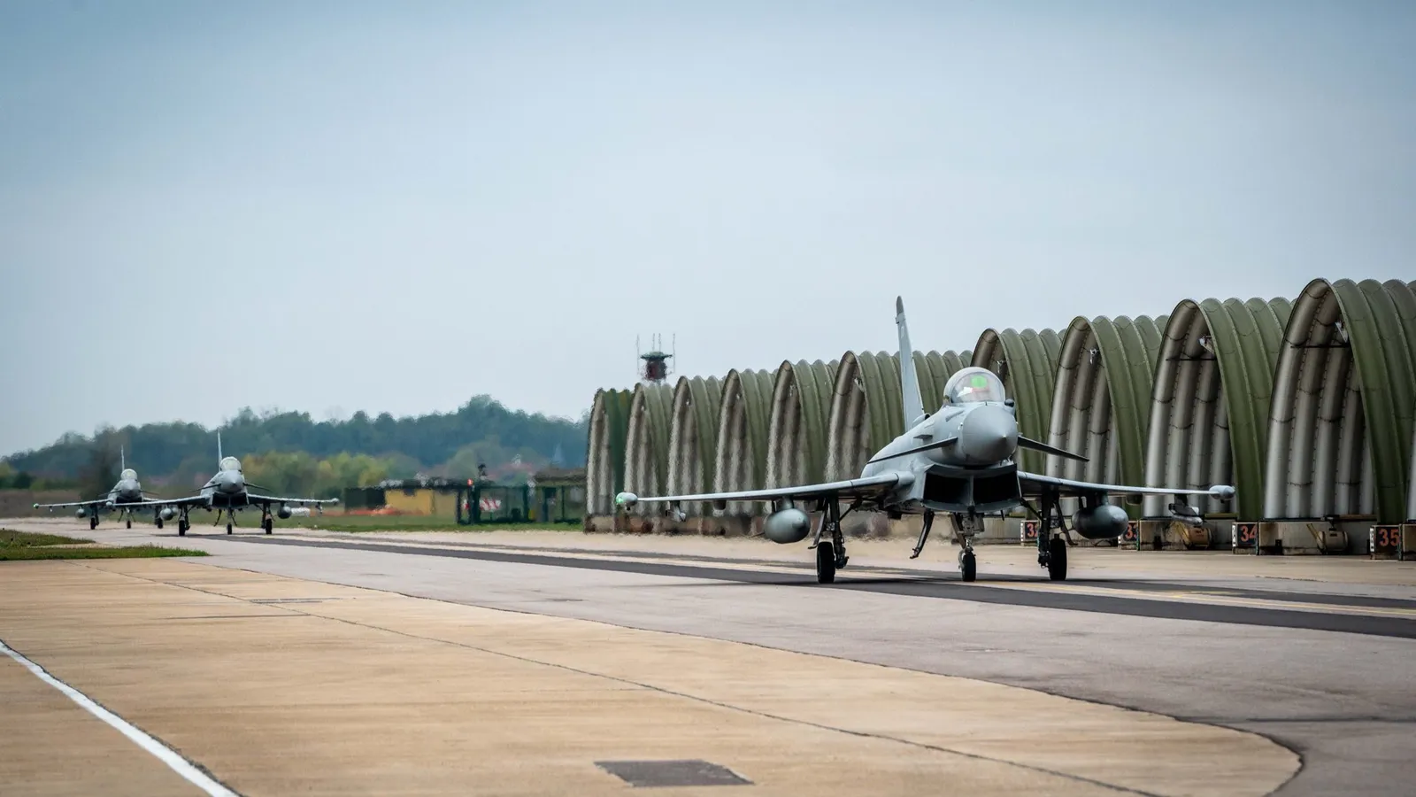 Eurofighter Typhoon της RAF τροχοδρομούν στη βάση Σεν-Ντιζιέ κατά την άσκηση RUMMY