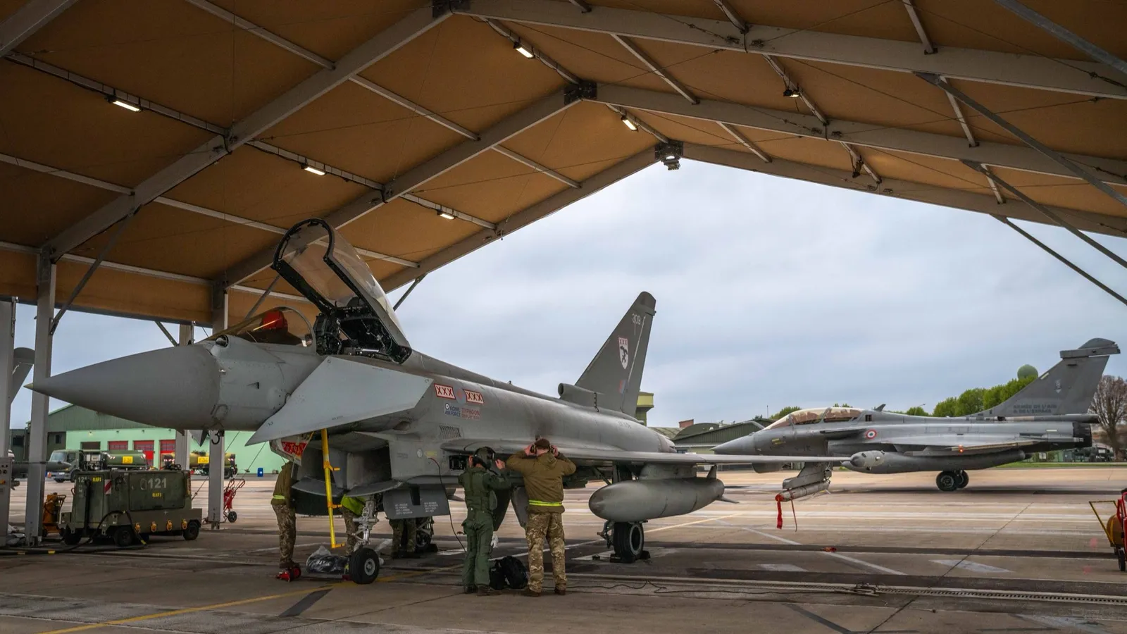 Typhoon της 29ης Μοίρας της RAF σε θωρακισμένο υπόστεγο, δίπλα σε γαλλικό Rafale