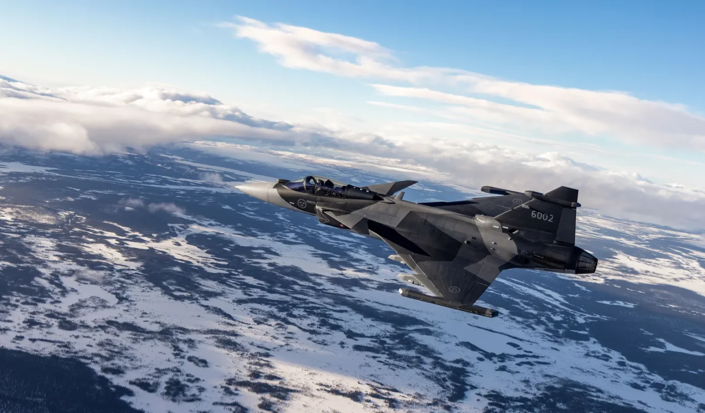 Μαχητικό Gripen E της Saab σε πτήση πάνω από χιονισμένο τοπίο