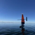 Μη επανδρωμένο ιστιοφόρο θαλάσσιο drone Saildrone σε ανοιχτή θάλασσα