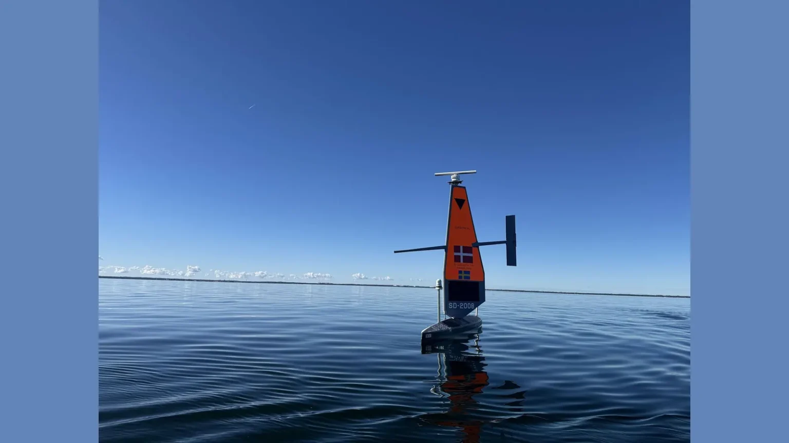 Μη επανδρωμένο ιστιοφόρο θαλάσσιο drone Saildrone σε ανοιχτή θάλασσα