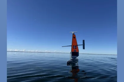 Μη επανδρωμένο ιστιοφόρο θαλάσσιο drone Saildrone σε ανοιχτή θάλασσα