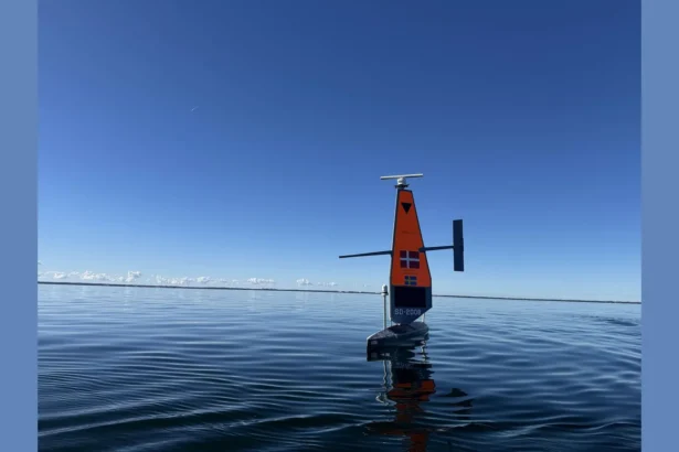 Μη επανδρωμένο ιστιοφόρο θαλάσσιο drone Saildrone σε ανοιχτή θάλασσα