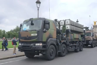 Εκτοξευτής του γαλλικού συστήματος αεράμυνας SAMP/T σε στρατιωτική παρέλαση στο Παρίσι