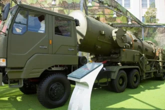 Όχημα μεταφοράς και εκτόξευσης του κινεζικού βαλλιστικού πυραύλου DF-21A σε έκθεση του Στρατιωτικού Μουσείου του Πεκίνου