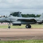 Γκρι μαχητικό F-15SA της Βασιλικής Σαουδαραβικής Αεροπορίας στον διάδρομο της βάσης