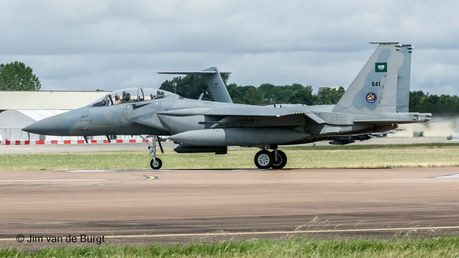 Γκρι μαχητικό F-15SA της Βασιλικής Σαουδαραβικής Αεροπορίας στον διάδρομο της βάσης