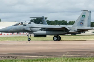Γκρι μαχητικό F-15SA της Βασιλικής Σαουδαραβικής Αεροπορίας στον διάδρομο της βάσης