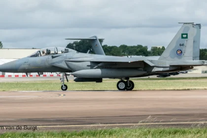 Γκρι μαχητικό F-15SA της Βασιλικής Σαουδαραβικής Αεροπορίας στον διάδρομο της βάσης