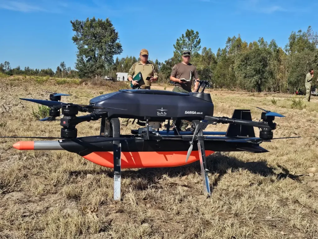 Το UCAV SARISA II της SAS Technology στο έδαφος με δύο χειριστές κατά τη διάρκεια δοκιμών