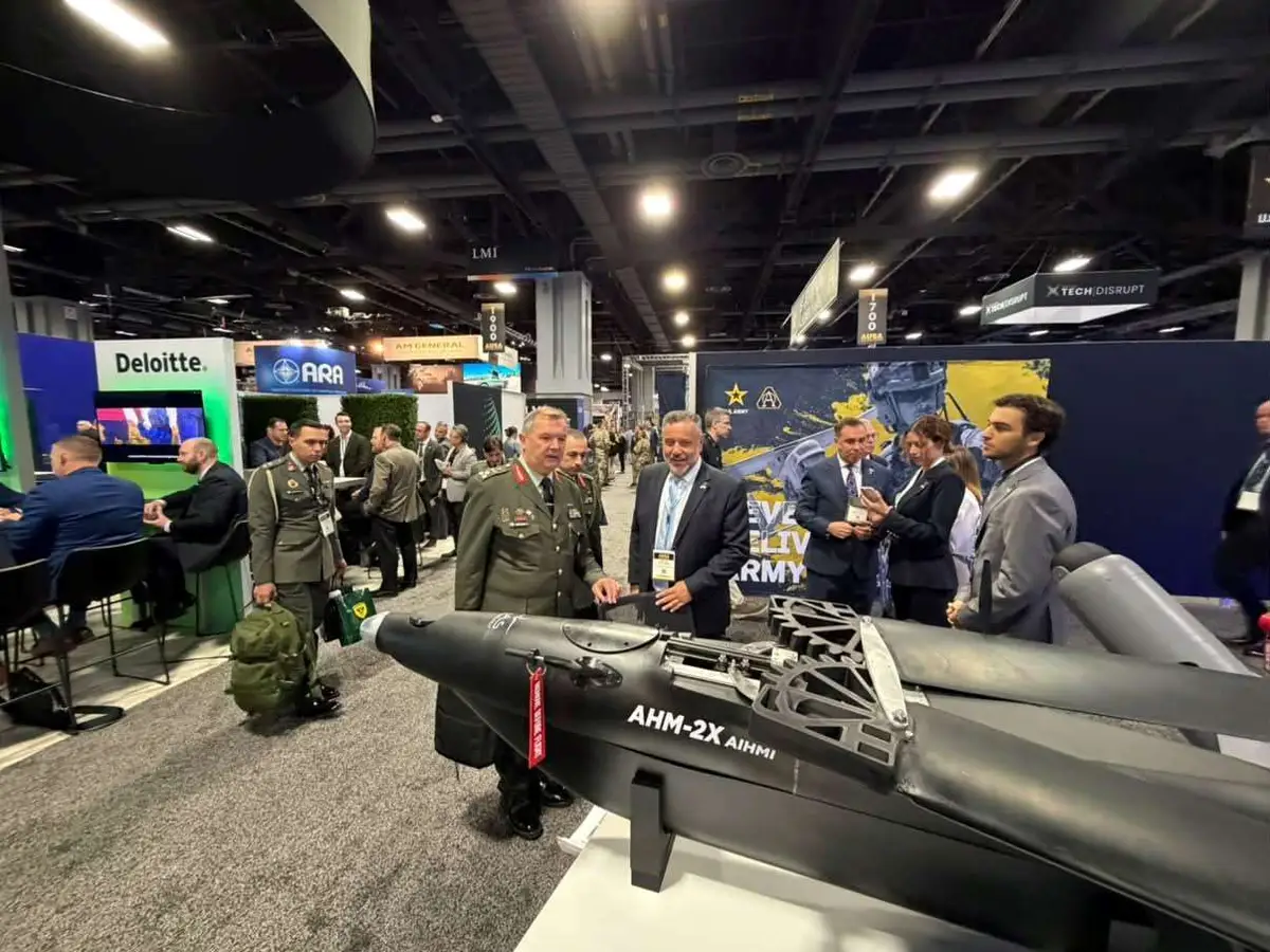 Το loitering munition AHM-2X AIHMI στο περίπτερο της SAS Technology στην AUSA 2026, με επισκέπτες της έκθεσης