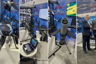 Κολάζ από το περίπτερο της SAS Technology στην AUSA 2026, με οπλισμένο drone SARISA, πτερυγωτά συστήματα, εκτοξευτές, φορητό σταθμό ελέγχου και στρατιωτική επίσκεψη.