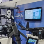Το περίπτερο της SAS Technology στην AUSA 2026 με το SeaSting, το MFK-120X Midros, το SARISA με εκτοξευτή ρουκετών, το AHM-2X AIHMI και σωληνωτό loitering munition σε τρίποδο