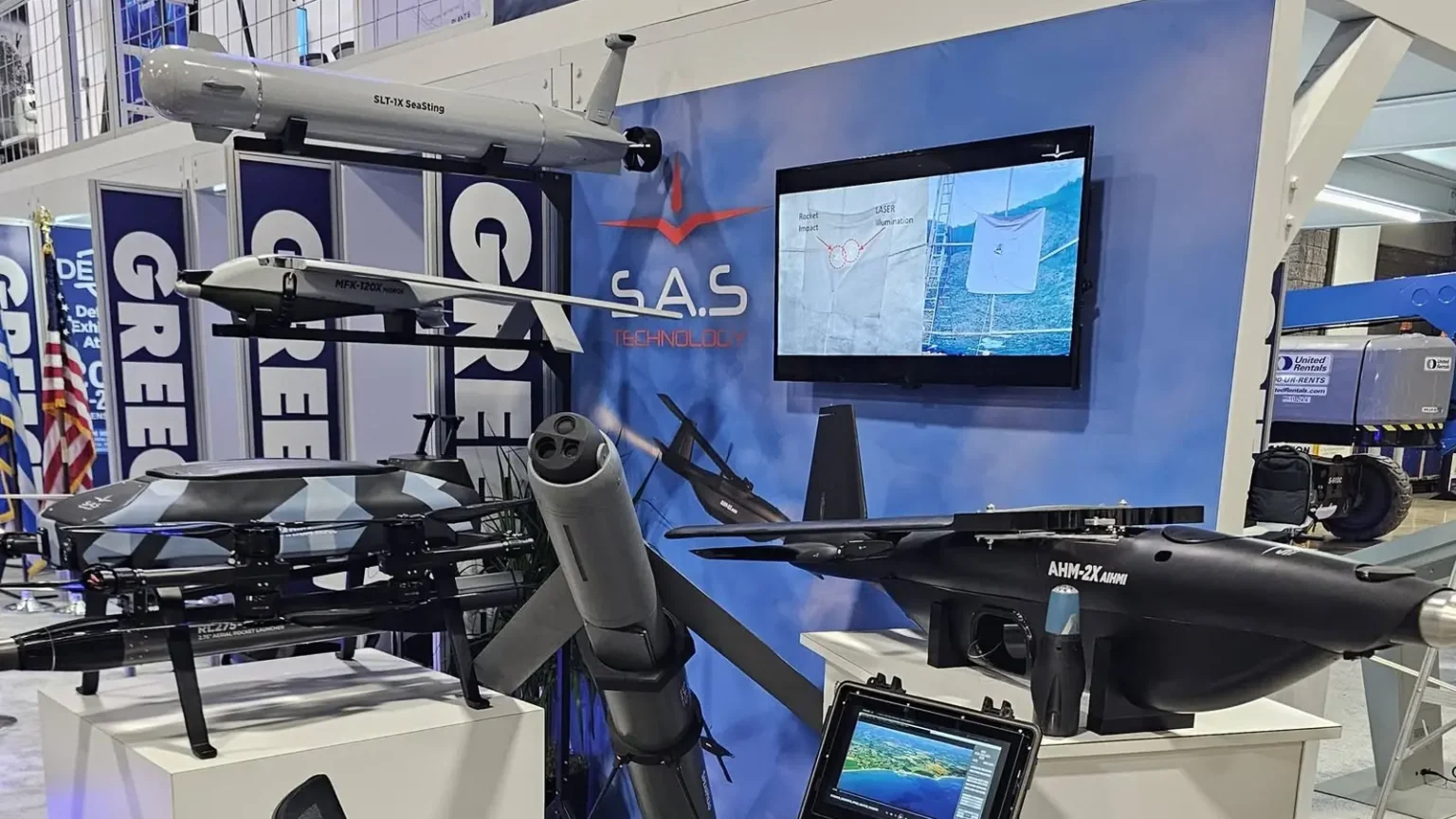 Το περίπτερο της SAS Technology στην AUSA 2026 με το SeaSting, το MFK-120X Midros, το SARISA με εκτοξευτή ρουκετών, το AHM-2X AIHMI και σωληνωτό loitering munition σε τρίποδο