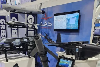 Το περίπτερο της SAS Technology στην AUSA 2026 με το SeaSting, το MFK-120X Midros, το SARISA με εκτοξευτή ρουκετών, το AHM-2X AIHMI και σωληνωτό loitering munition σε τρίποδο