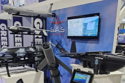 Το περίπτερο της SAS Technology στην AUSA 2026 με το SeaSting, το MFK-120X Midros, το SARISA με εκτοξευτή ρουκετών, το AHM-2X AIHMI και σωληνωτό loitering munition σε τρίποδο