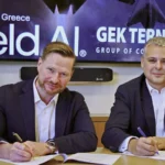 Εκπρόσωποι της Shield AI και της ΓΕΚ ΤΕΡΝΑ υπογράφουν τη συμφωνία για το X-BAT στην Αθήνα