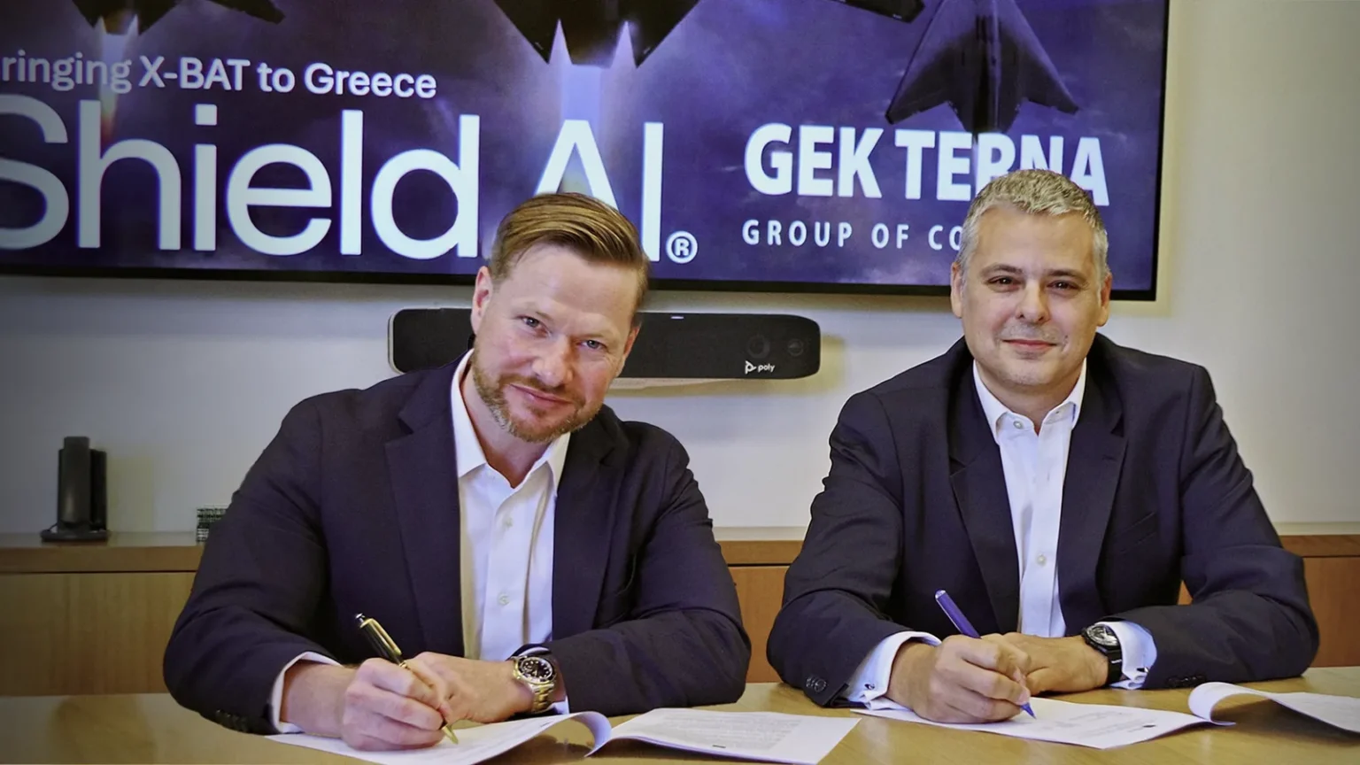 Εκπρόσωποι της Shield AI και της ΓΕΚ ΤΕΡΝΑ υπογράφουν τη συμφωνία για το X-BAT στην Αθήνα