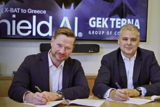 Εκπρόσωποι της Shield AI και της ΓΕΚ ΤΕΡΝΑ υπογράφουν τη συμφωνία για το X-BAT στην Αθήνα