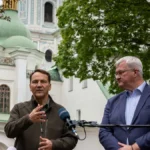 Ο Ράντοσλαβ Σικόρσκι μιλά σε μικρόφωνα μπροστά από τον καθεδρικό ναό της Αγίας Σοφίας στο Κίεβο