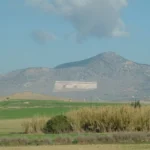 Τεράστιες σημαίες της Τουρκίας και του ψευδοκράτους σχηματισμένες στην πλαγιά του Πενταδάκτυλου, πίσω από πεδιάδα