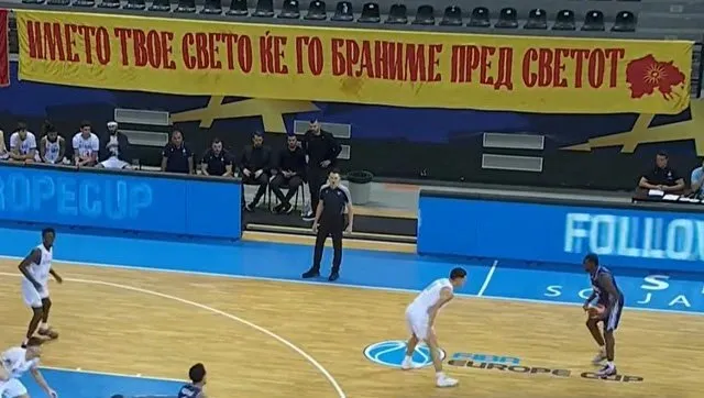 Διάβημα της Ελληνικής Πρεσβείας στα Σκόπια για το πανό με τη «Μακεδονία» ως τη Θεσσαλονίκη και τη Χαλκιδική, παρουσία του υπουργού Αθλητισμού
