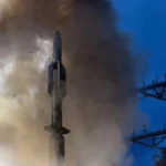 Εκτόξευση πυραύλου SM-6 από το αντιτορπιλικό USS John Paul Jones (DDG 53) του Ναυτικού των ΗΠΑ
