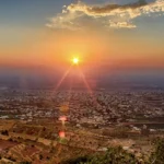 Πανοραμική θέα της Σουέιντα από ύψωμα στο ηλιοβασίλεμα