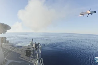 Κατευθυνόμενο βλήμα SPIKE NLOS σε πτήση αμέσως μετά την εκτόξευσή του από σκάφος του Πολεμικού Ναυτικού