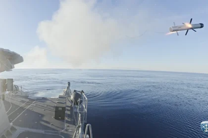 Κατευθυνόμενο βλήμα SPIKE NLOS σε πτήση αμέσως μετά την εκτόξευσή του από σκάφος του Πολεμικού Ναυτικού