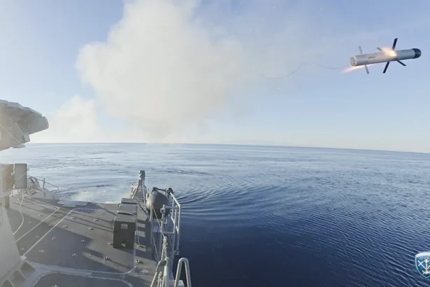 Κατευθυνόμενο βλήμα SPIKE NLOS σε πτήση αμέσως μετά την εκτόξευσή του από σκάφος του Πολεμικού Ναυτικού