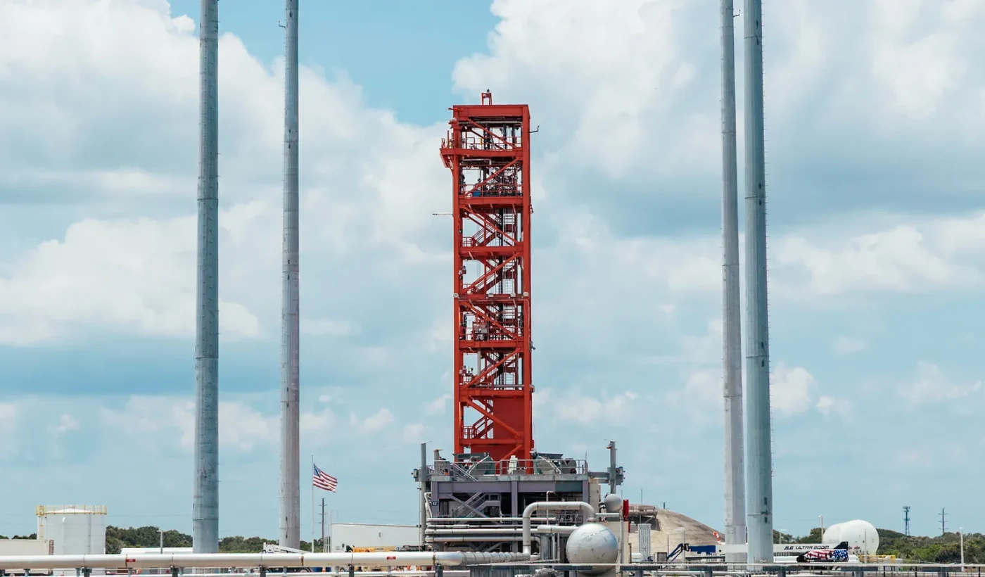 Ο πορτοκαλί πύργος εκτόξευσης της Stoke Space στο Space Launch Complex 14 του Ακρωτηρίου Κανάβεραλ στη Φλόριντα