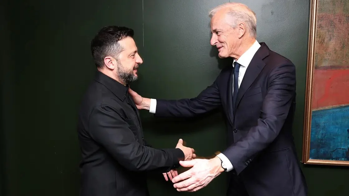 Ο πρωθυπουργός της Νορβηγίας Γιόνας Γκαρ Στέρε χαιρετά με χειραψία τον Ουκρανό πρόεδρο Βολοντίμιρ Ζελένσκι