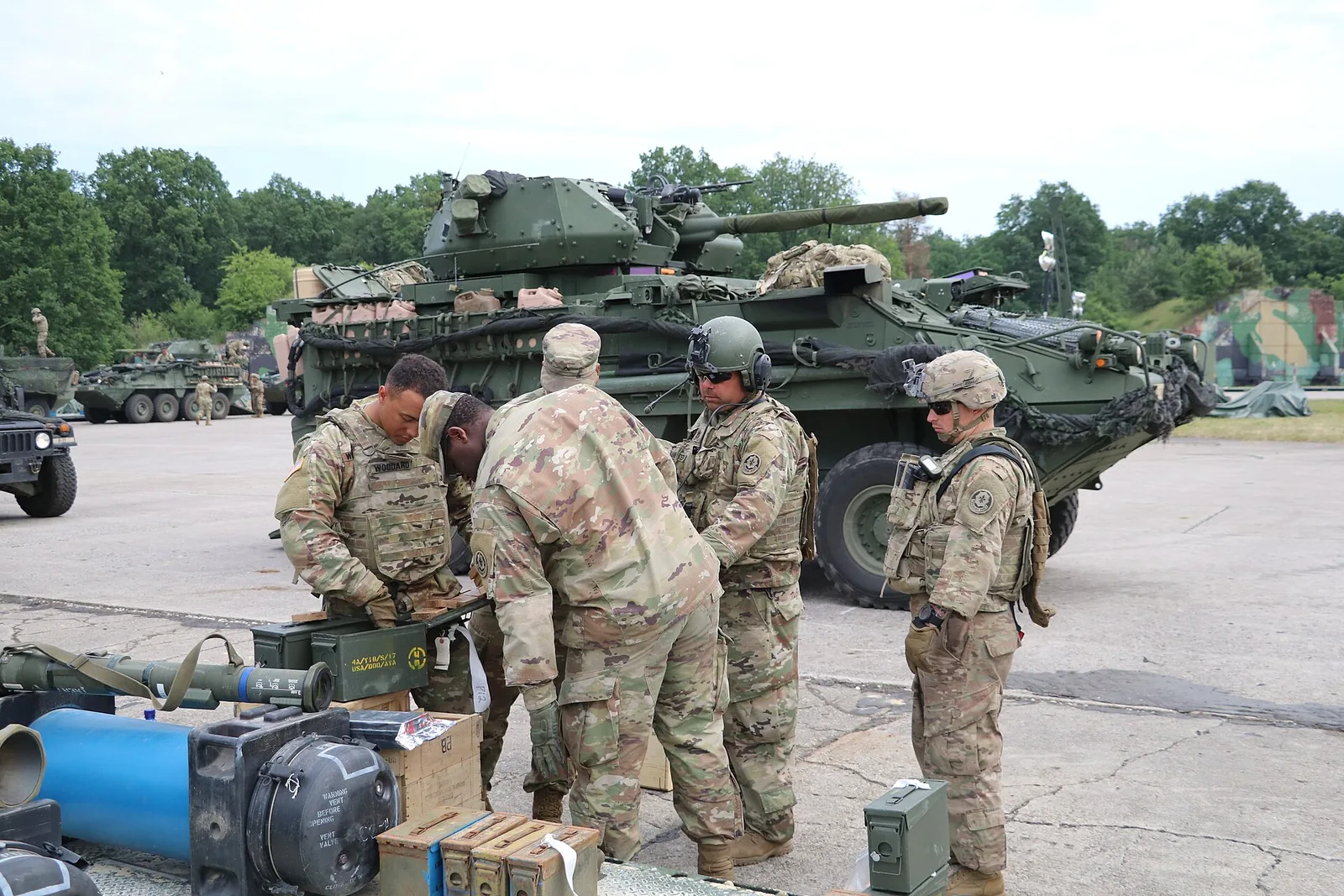 Στρατιώτες φορτώνουν πυρομαχικά 30 χλστ. σε Stryker Dragoon
